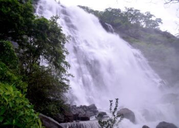 सवतकडा पर्यटकांच्या प्रतीक्षेत