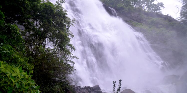 सवतकडा पर्यटकांच्या प्रतीक्षेत