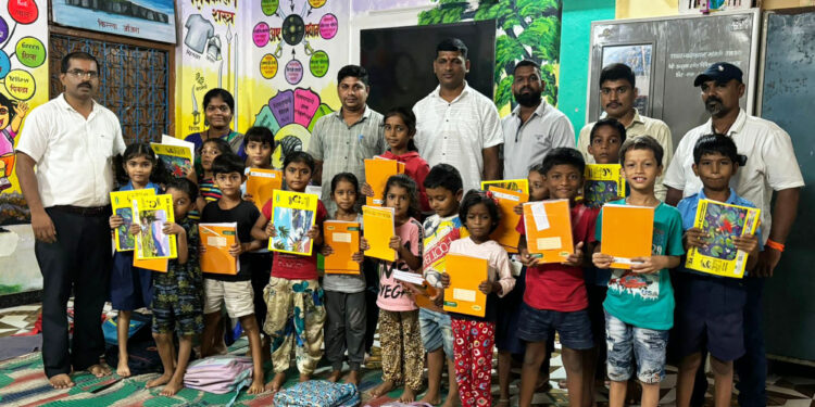 चिकनी शाळेत वह्या वाटप