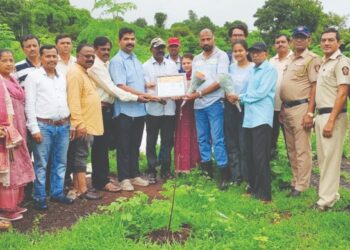 शेतकर्‍यांचा बांधावर जाऊन सन्मान