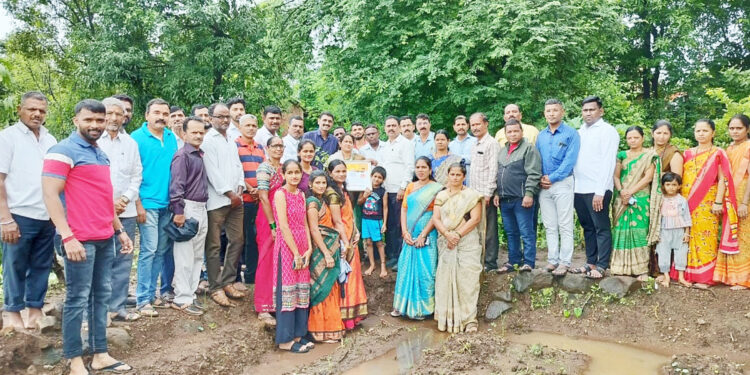 शेतकर्‍यांचा शेताच्या बांधावर सत्कार