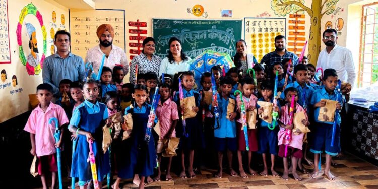 विद्यार्थ्यांना छत्र्या, खाऊचे वाटप