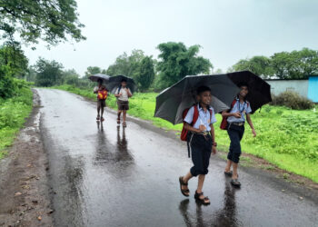 भरपावसात विद्यार्थ्यांची पायपीट
