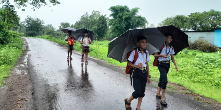 भरपावसात विद्यार्थ्यांची पायपीट