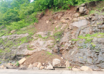 सुकेळी खिंडीत दरडीचा धोका