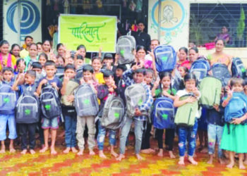 शैक्षणिक साहित्याचे वाटप