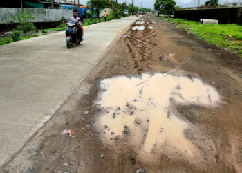 अलिबाग-रोहा रस्ता खड्डयात