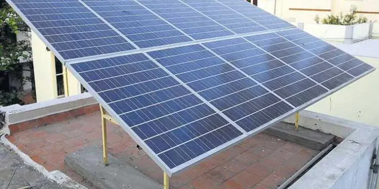 स्वखर्चातून शाळेला सोलर सिस्टीम