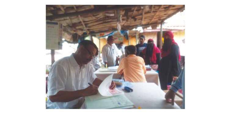 बहिणींची तहसील कार्यालयावर गर्दी