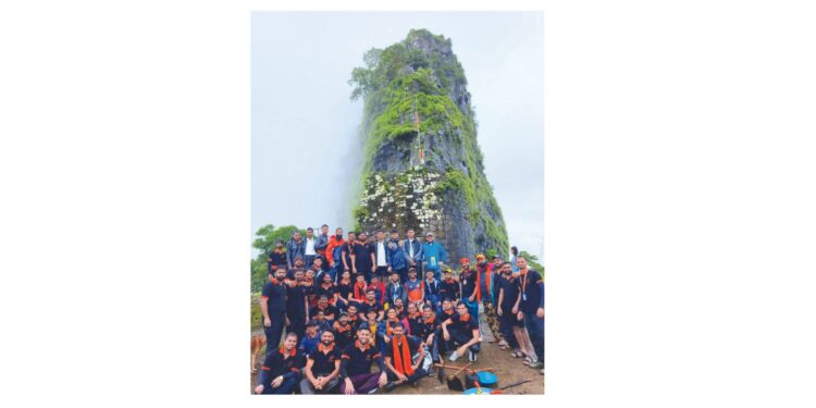 कोथळीगडाच्या ढासळलेला बुरुजाची दुरूस्ती