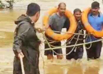 अग्नीशमन दलाच्या शर्थीच्या प्रयत्नामुळे जीव वाचला