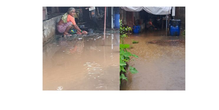 आदिवासी कुटुंबाच्या घरात पावसाचे पाणी