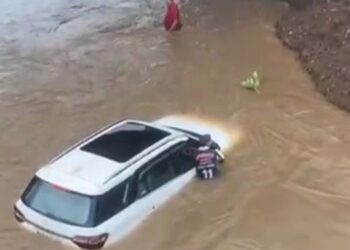पुराच्या पाण्यात अडकली कार