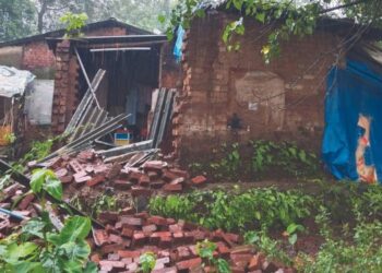 घर कोसळले, जीवितहानी नाही