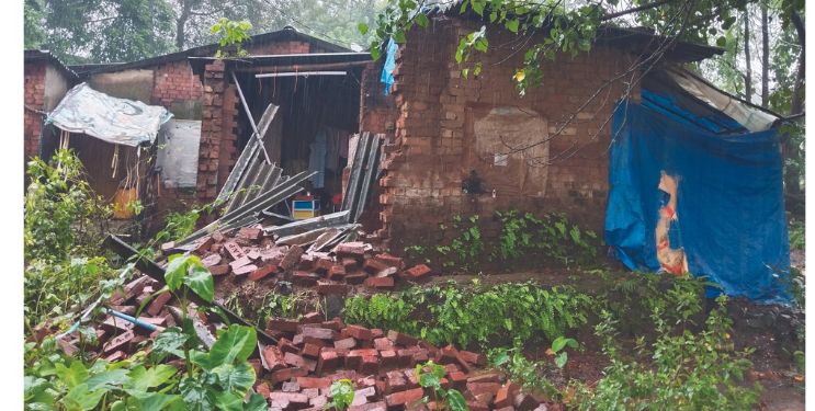 घर कोसळले, जीवितहानी नाही