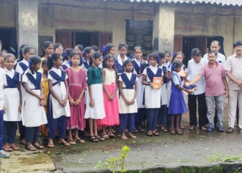 विद्यार्थ्यांना गणवेशाचे वाटप