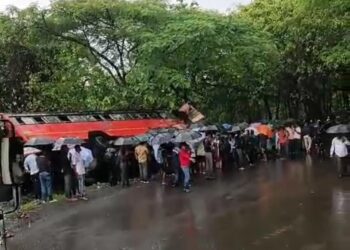 कार्लेखिंडीत भीषण अपघात; एसटी बस कलंडली