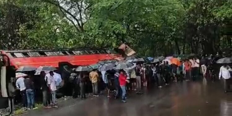 कार्लेखिंडीत भीषण अपघात; एसटी बस कलंडली