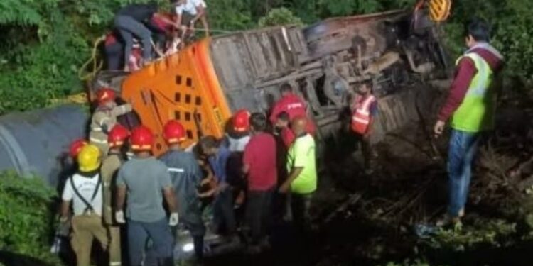 मुंबई पुणे द्रुतगती महामार्गावर अपघात, पाच ठार, ४२ पेक्षा जास्त जखमी