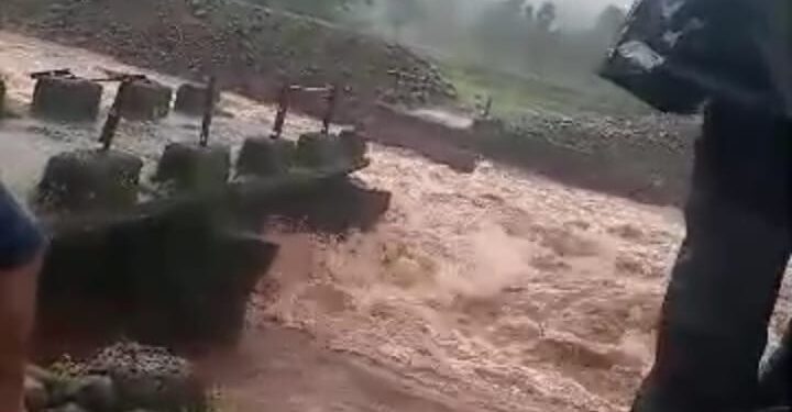महाडमधील कसबे शिवथर पूल गेला वाहून