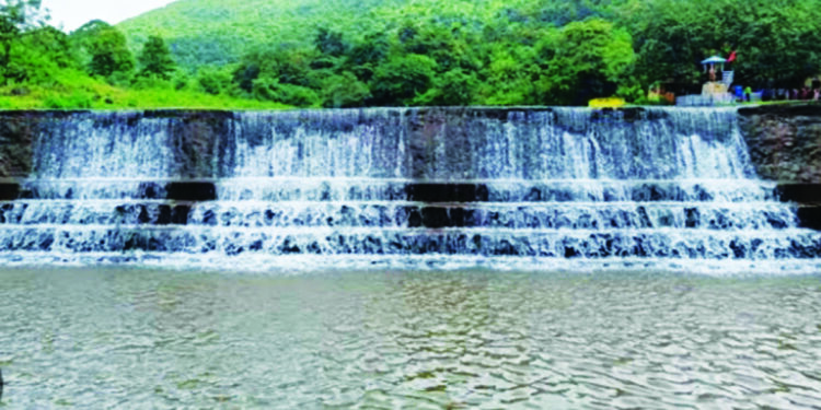 अक्कादेवी धरण तुडूंब भरले