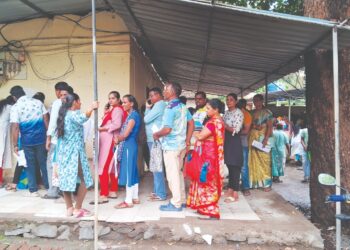 तहसील कार्यालयात दाखल्यांसाठी गर्दी