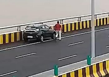 कर्जाला कंटाळून अटल सेतूवरून आत्महत्या