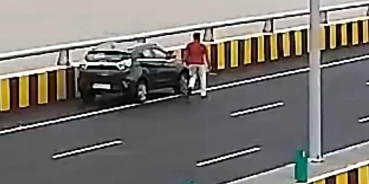 कर्जाला कंटाळून अटल सेतूवरून आत्महत्या