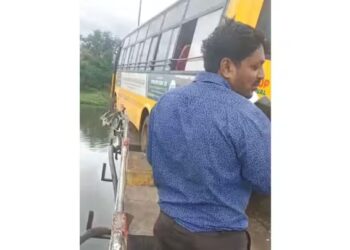 स्कुल बसचा अपघात; नदीत कोसळता-कोसळता बस बचावली