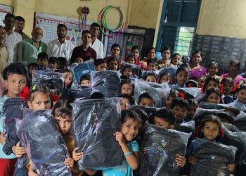 विद्यार्थ्यांना दप्तरांचे वाटप