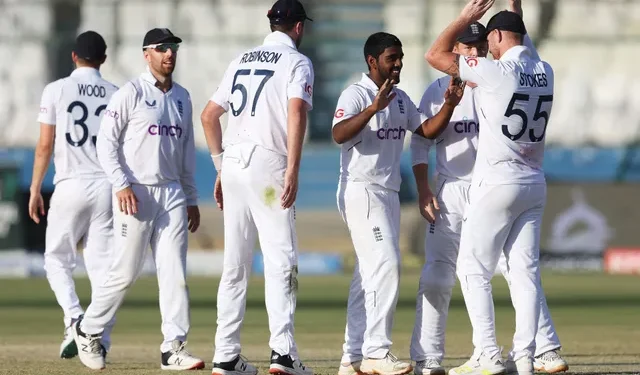 इंग्लंडची ‘अजिंक्य’ झेप