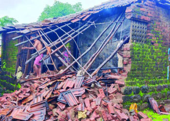 भोप्याचीवाडी आदिवासीवाडीत घर कोसळले