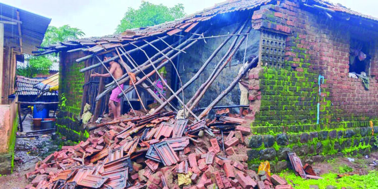 भोप्याचीवाडी आदिवासीवाडीत घर कोसळले