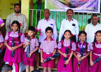 भाकरवड शाळेत छत्री वाटप