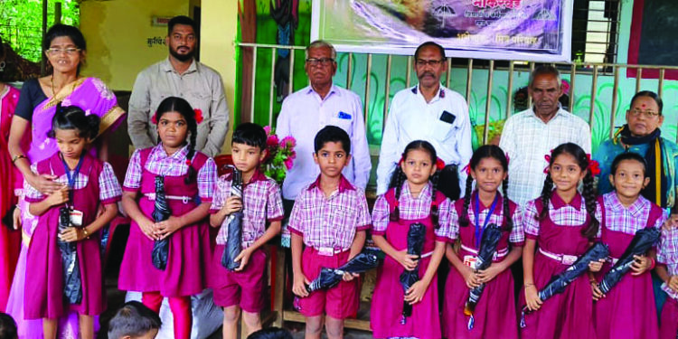 भाकरवड शाळेत छत्री वाटप