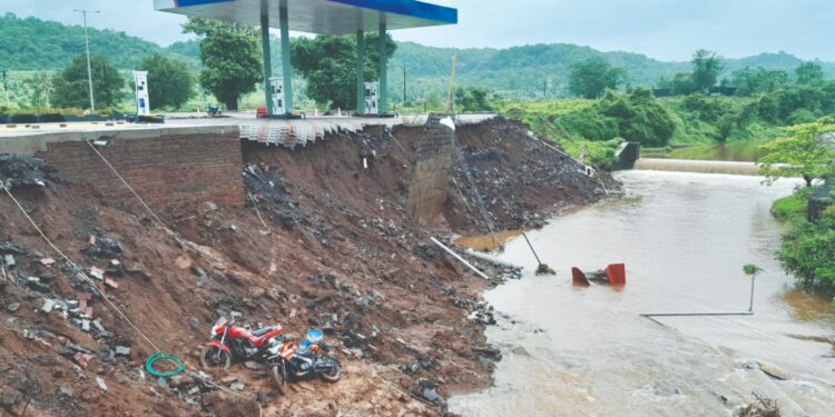 पेट्रोल पंपाची संरक्षण भिंत कोसळली