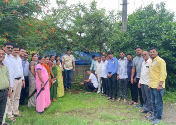 कृषी अधिकाऱ्यांच्या हस्ते वृक्षारोपण