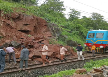 कोकण रेल्वे सेवा 24 तासांपासून ठप्प