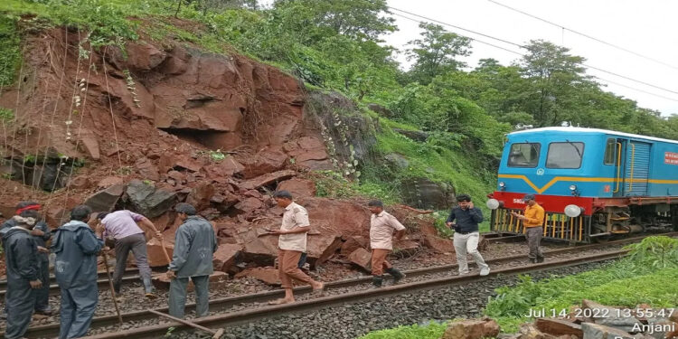 कोकण रेल्वे सेवा 24 तासांपासून ठप्प