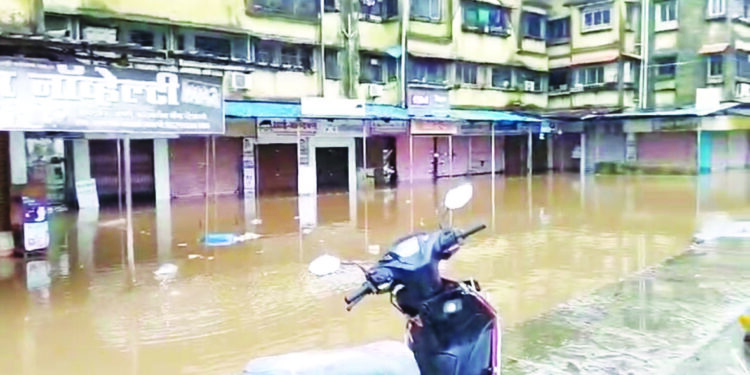 कोलाडमध्ये अनेकांच्या घरात पाणी