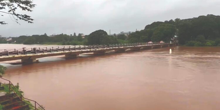 सावित्री नदीने गाठली धोका पातळी