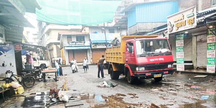 पुरानंतर महाड शहराची साफसफाई