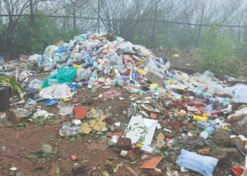 किल्ले रायगडावर कचर्‍याचा ढीग