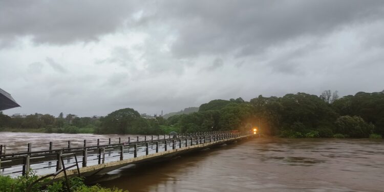 पुढील 24 तास धोक्याचे! जिल्ह्याला रेड अलर्ट, उद्या शाळा महाविद्यालयांना सुट्टी