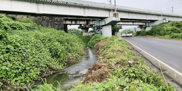 रेल्वे पुलाखालून जाणारा महामार्ग पाण्यात!