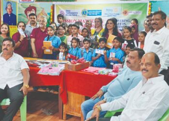 शालेय विद्यार्थ्यांना शैक्षणिक साहित्य वाटप