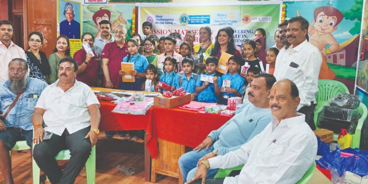 शालेय विद्यार्थ्यांना शैक्षणिक साहित्य वाटप