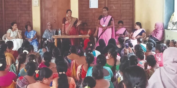 नांदगाव मधील महिलांना मार्गदर्शन