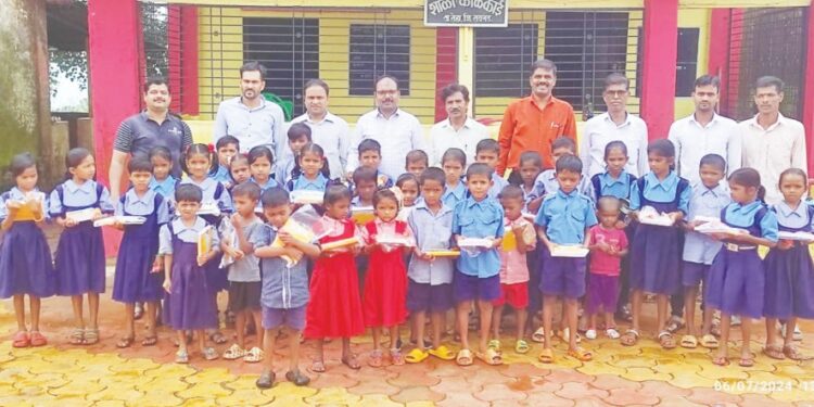 आदिवासी विद्यार्थ्यांना शैक्षणिक साहित्याचे वाटप