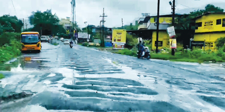 एका महिन्यात रस्त्याची चाळण